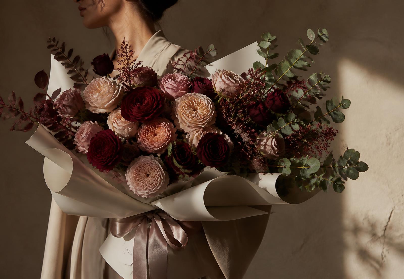 Луксозен букет от рози, изработен от флористите на Burgas Flowers